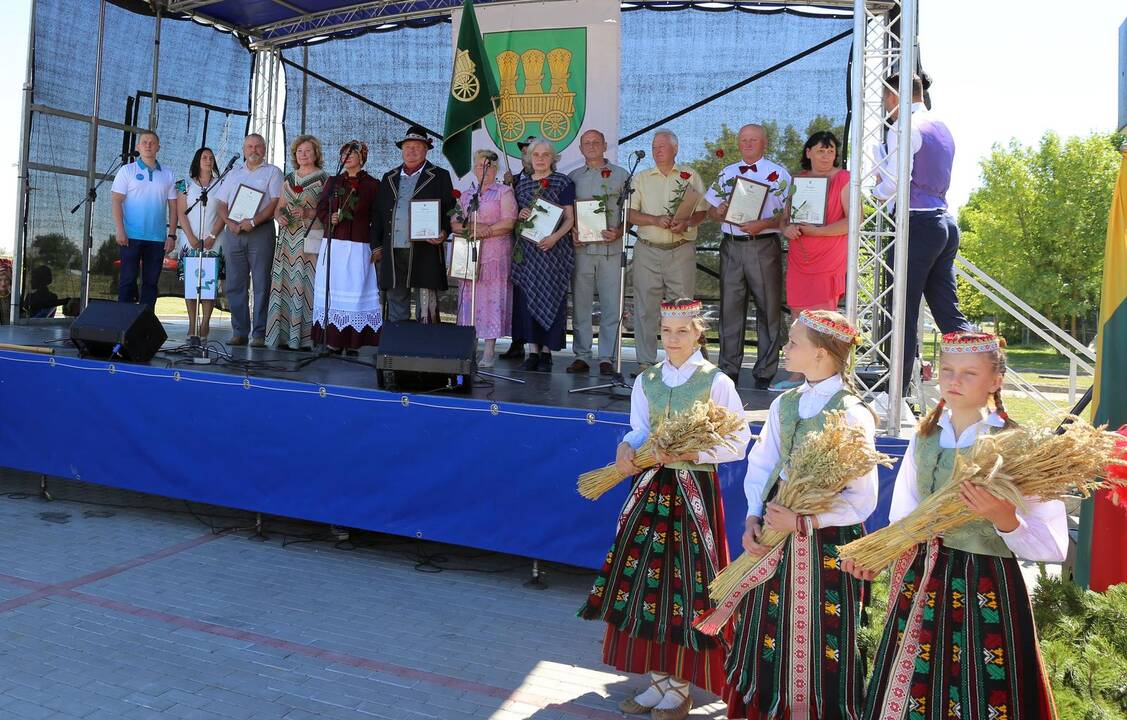 Alšėniškiai pašventino vėliavą