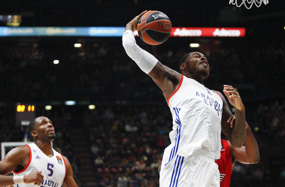 „Anadolu Efes“ patiesė „Barcelona“ krepšininkus