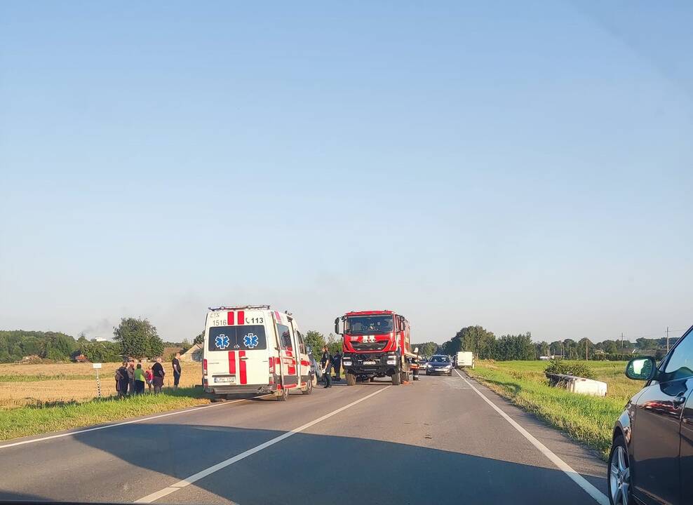 Kėdainių rajone susidūrė trys automobiliai: žuvo moteris