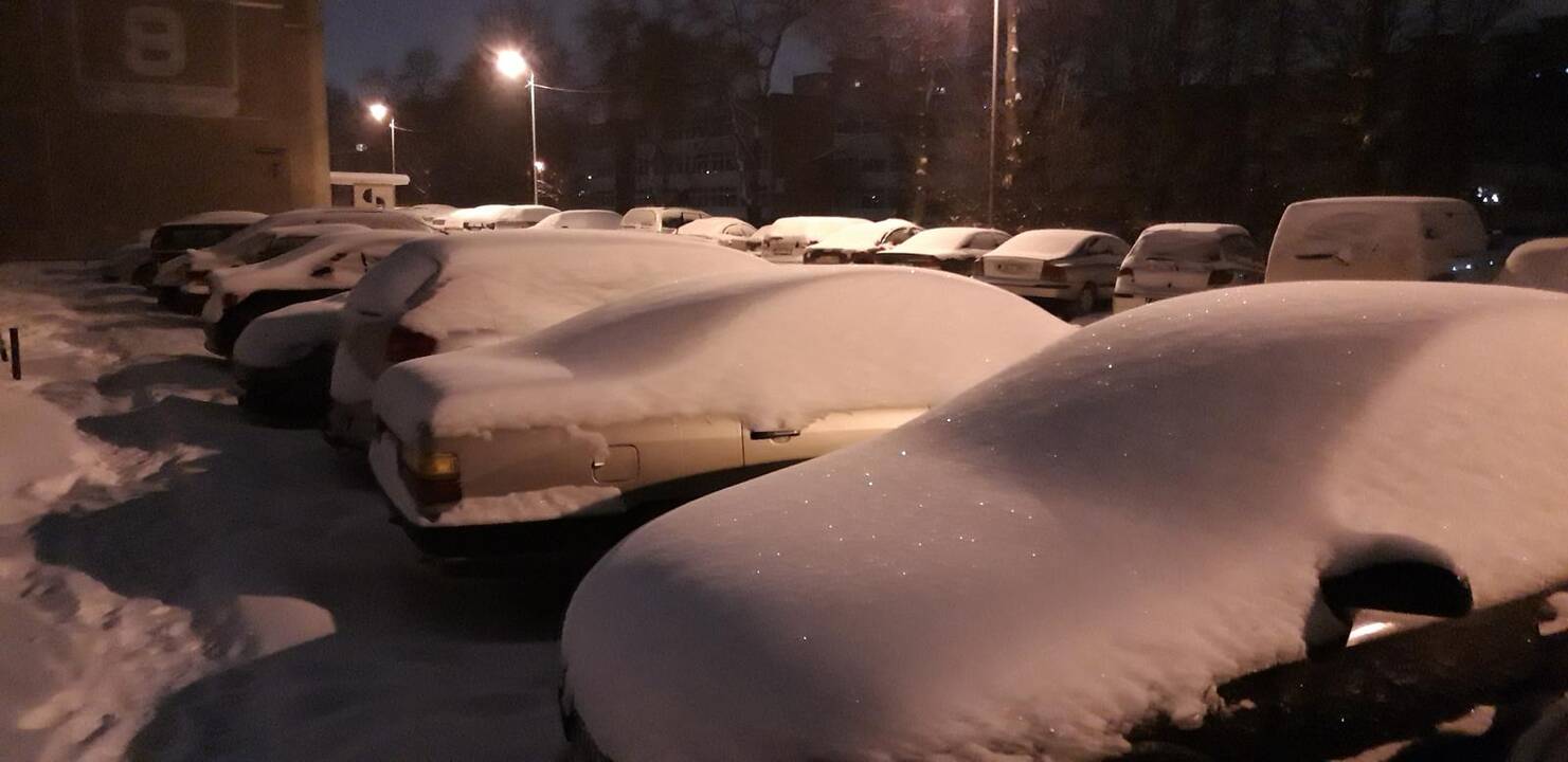 Apsnigti kauniečių automobiliai
