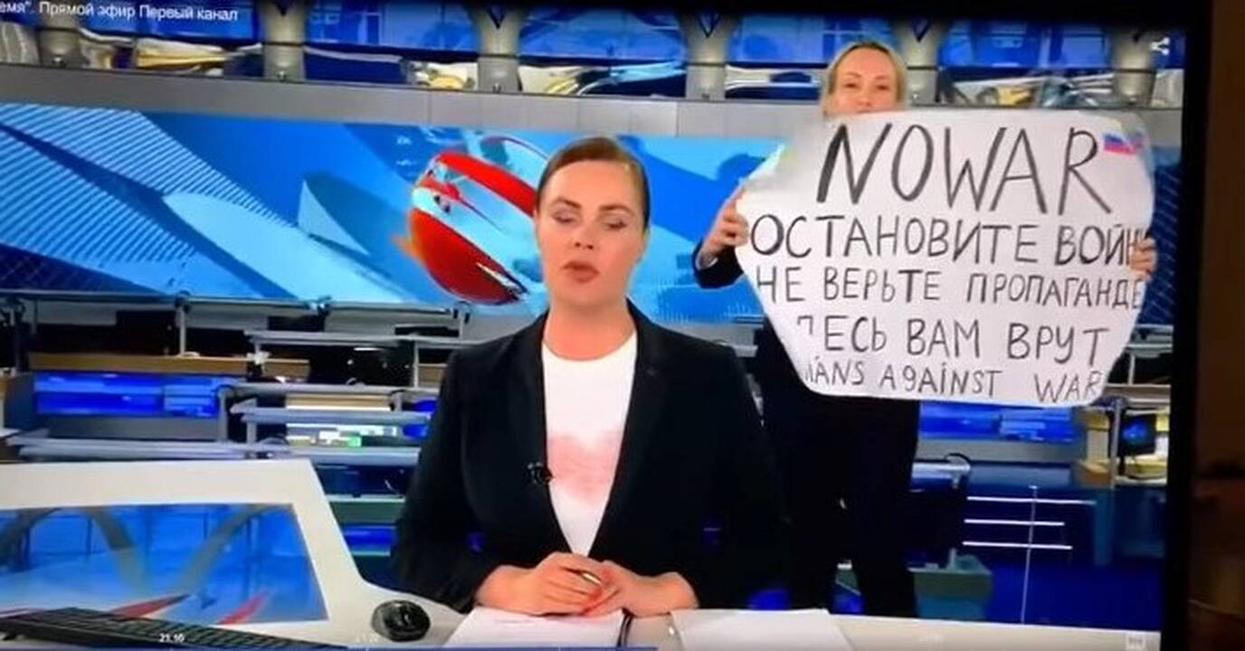Rusijos televizijos eteryje pasirodė protestuotoja su plakatu prieš karą Ukrainoje