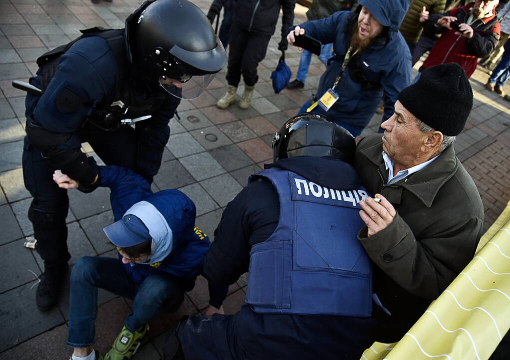 Kijeve protestuotojai susirėmė su policija