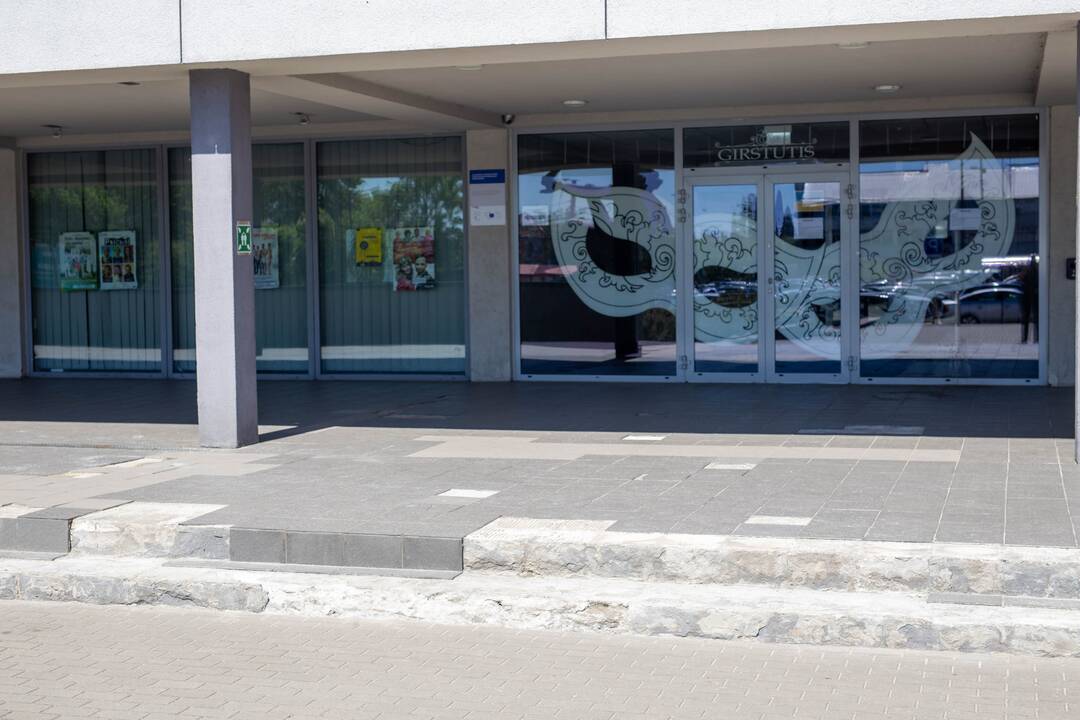 Ties Girstučiu pasitinka ištrupėję plytelės