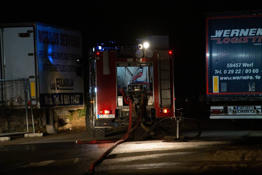 Gaisras „Žalvaryje“, dega pavojingos atliekos