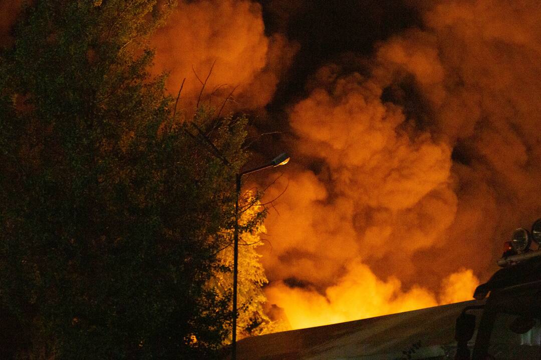 Gaisras „Žalvaryje“, dega pavojingos atliekos