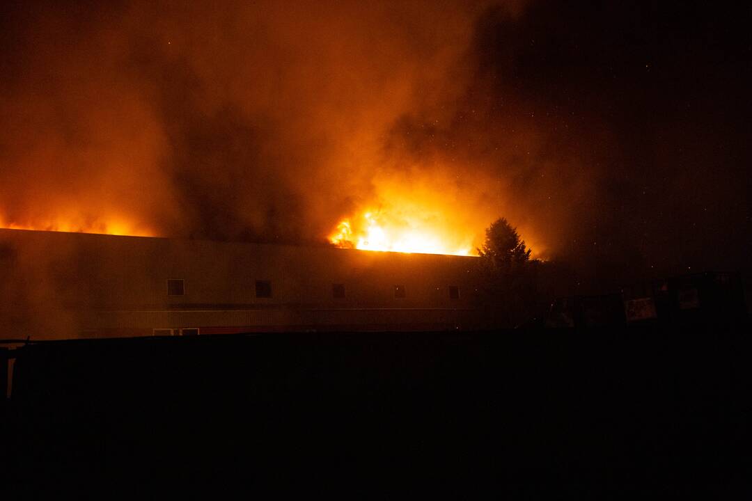 Gaisras „Žalvaryje“, dega pavojingos atliekos