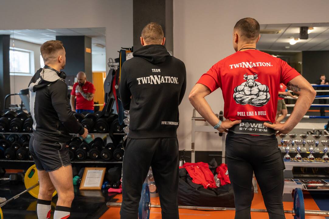 Užduotys: dalyviams reikėjo atlikti mirties traukos ir prisitraukimų su svoriu pratimus.