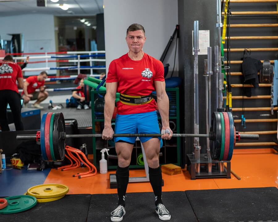 Užduotys: dalyviams reikėjo atlikti mirties traukos ir prisitraukimų su svoriu pratimus.