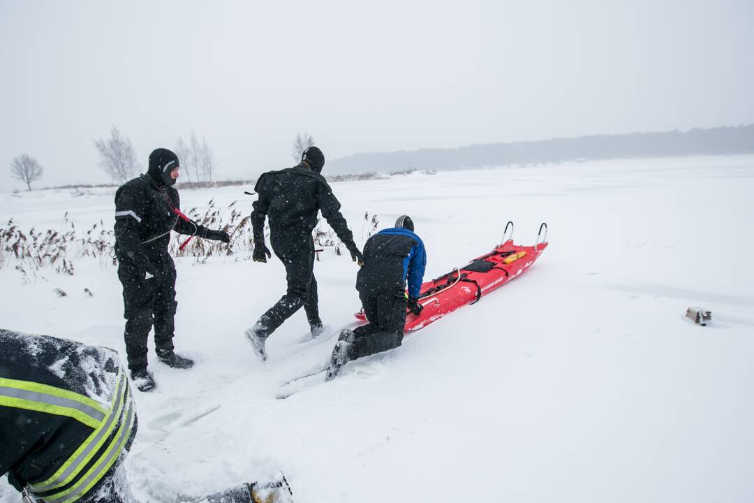 Ugniagesių pratybos – gelbėjimo darbai ant ledo