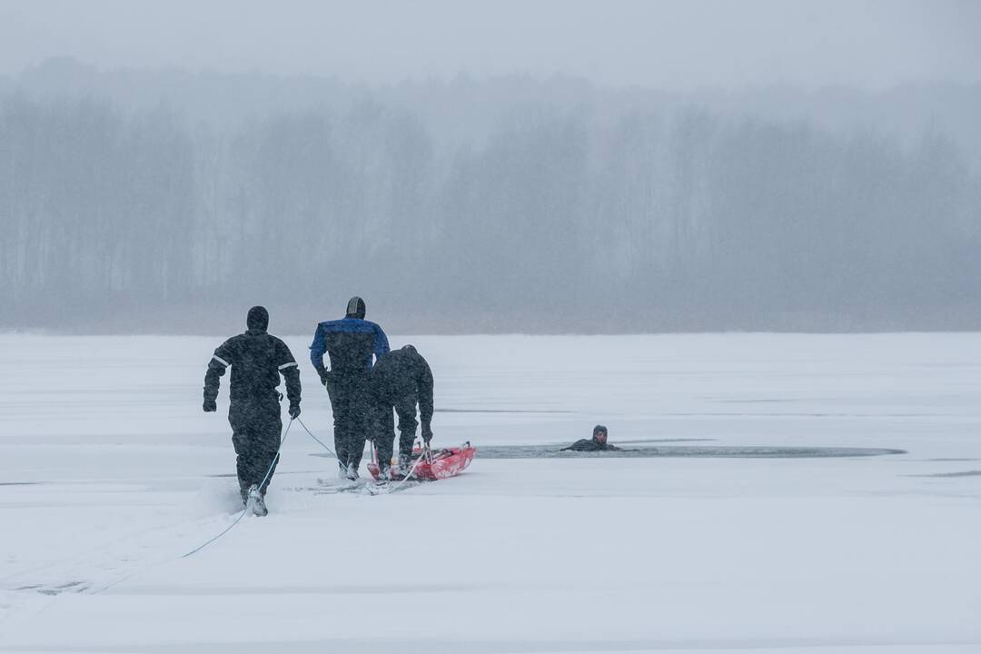 Ugniagesių pratybos – gelbėjimo darbai ant ledo