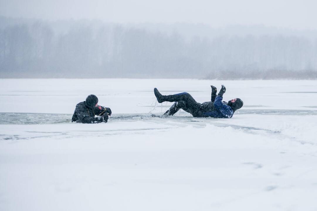 Ugniagesių pratybos – gelbėjimo darbai ant ledo