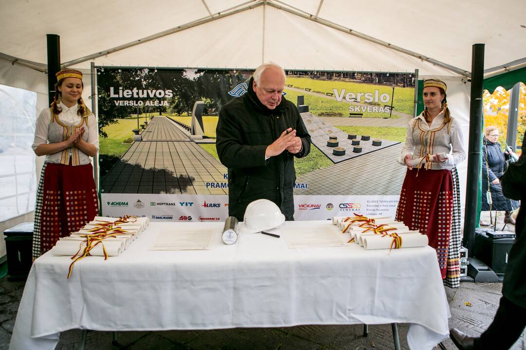 Verslo alėjos kapsulės įkasimas