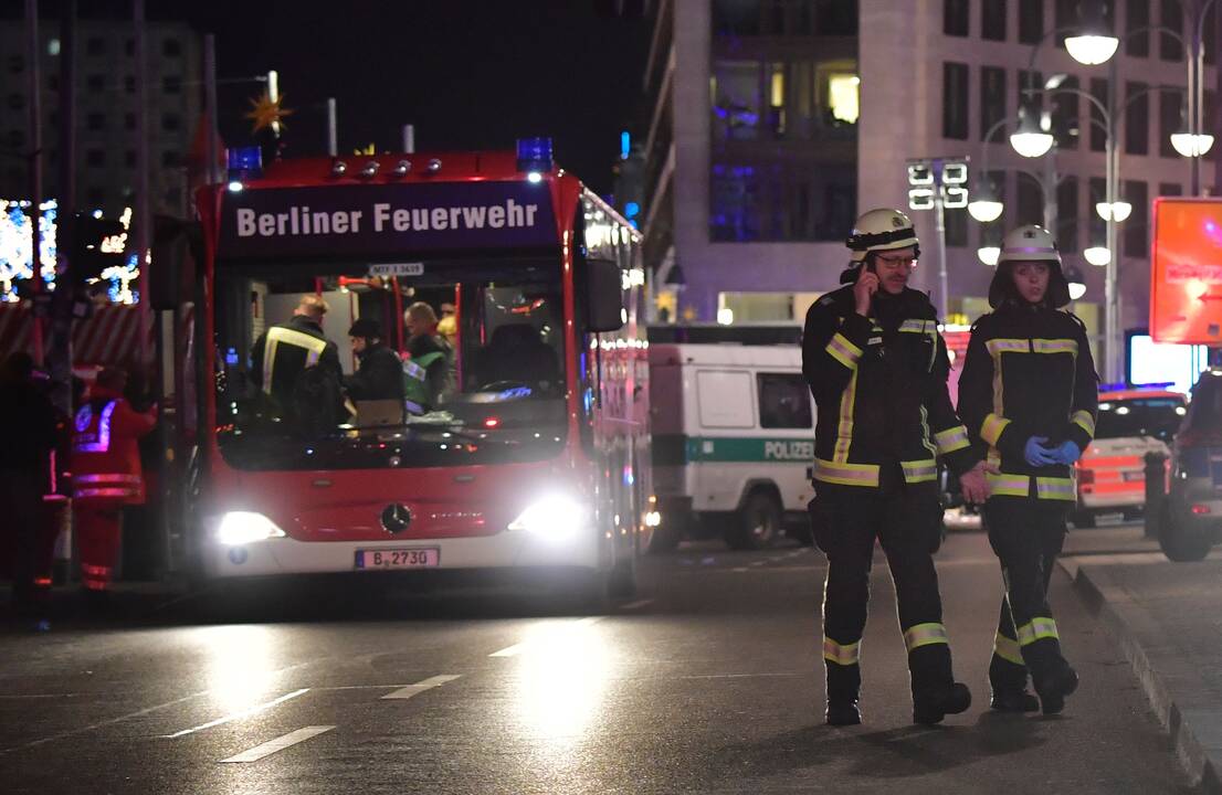 Berlyne sunkvežimis įvažiavo į žmonių minią