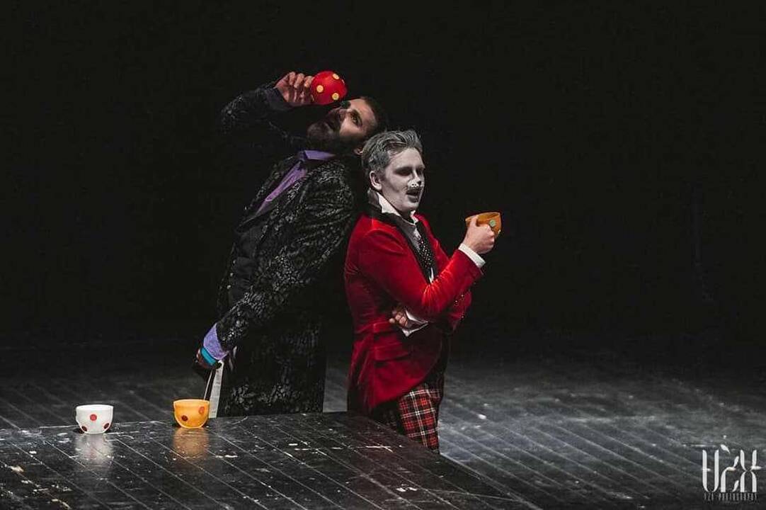 Scenos iš šokio spektaklio „Alisa stebuklų šalyje“.