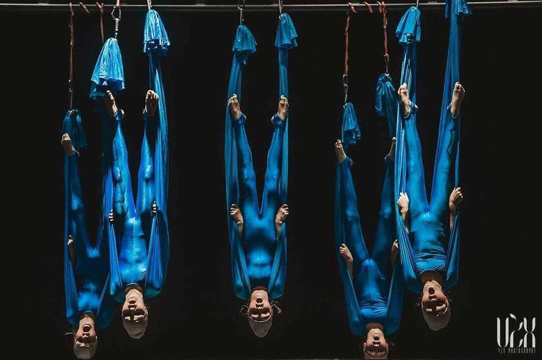 Scenos iš šokio spektaklio „Alisa stebuklų šalyje“.