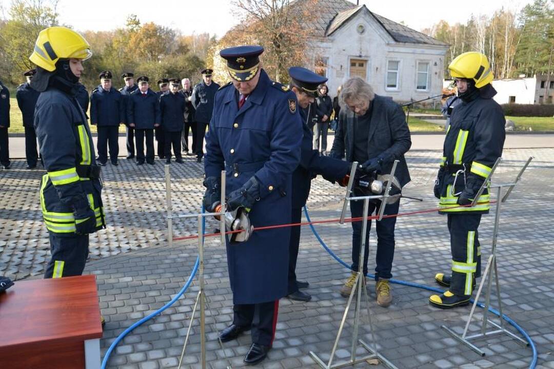 Ugniagesių profesiją įprasmino skulptūra