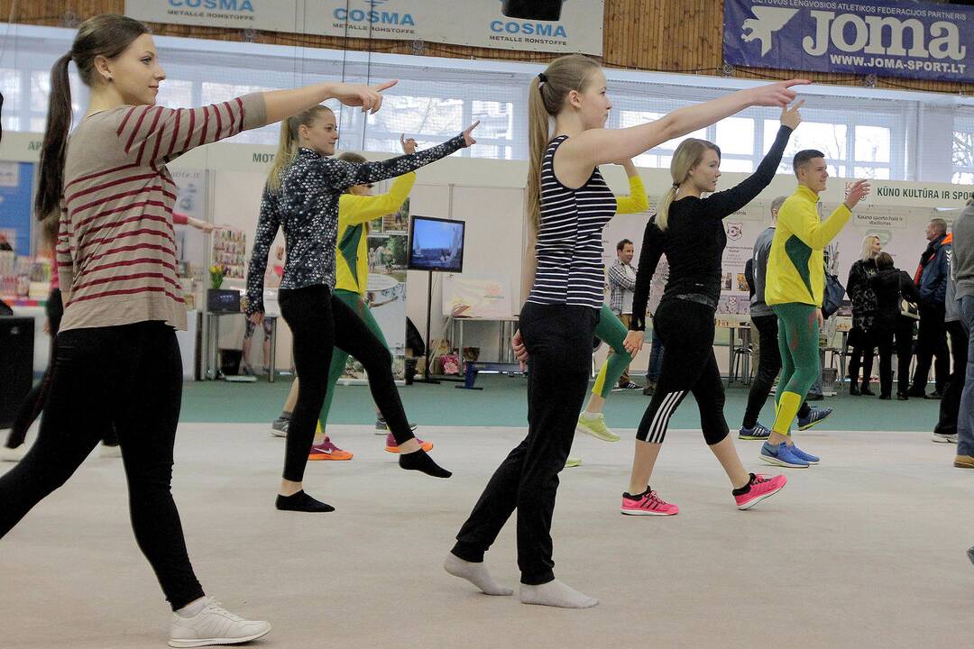 Kaune lengvosios atletikos ir futbolo maniežuose vyksta sveikatos paroda ir sporto mugė.