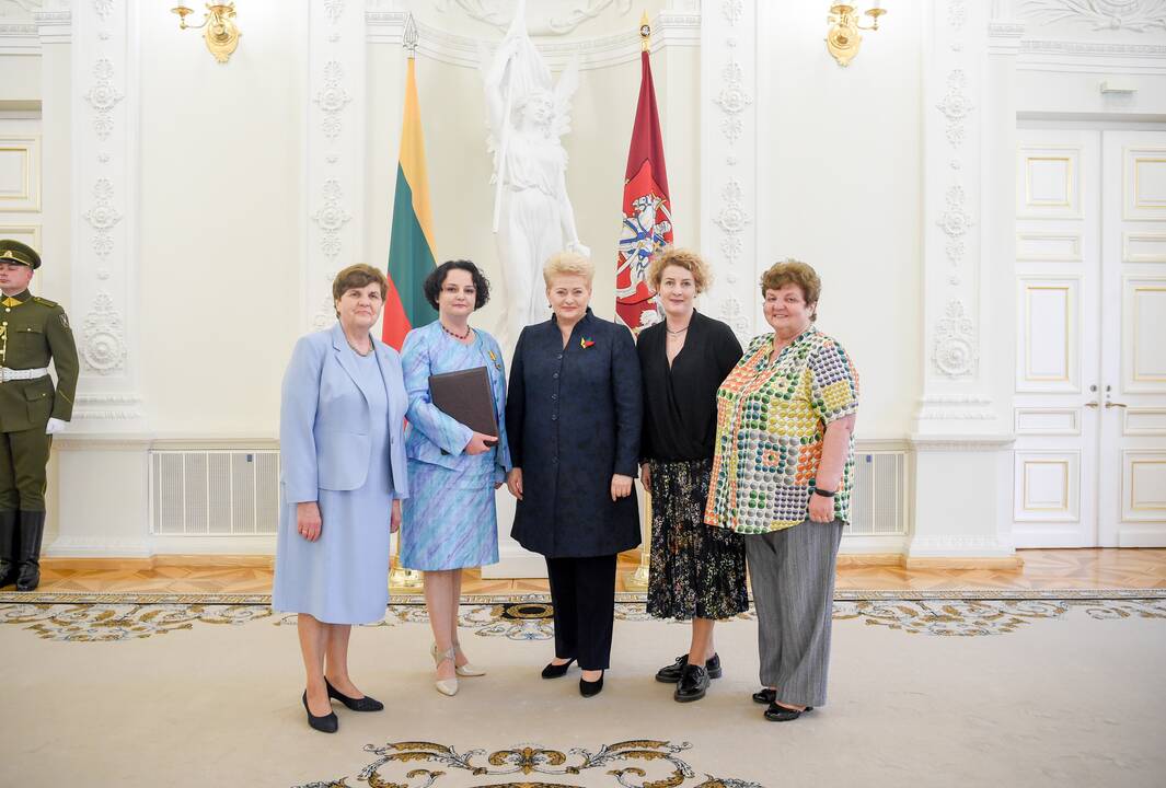 Prezidentė įteikė valstybės ordinus ir medalius