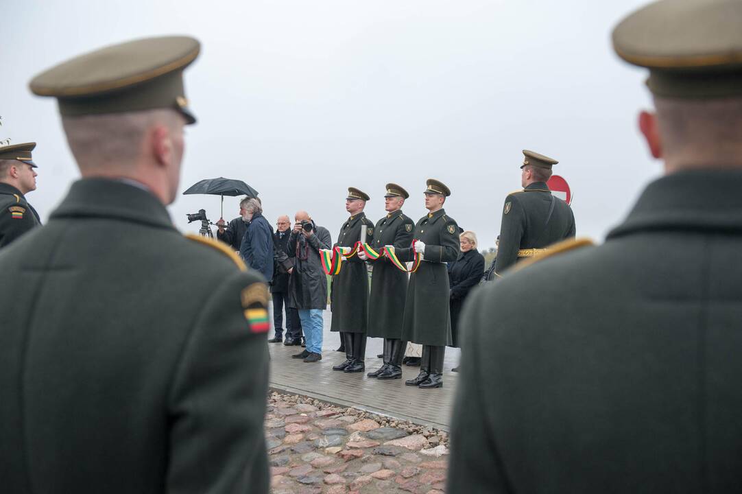 Kapsulės su žeme iš Komunarkos įkasimas