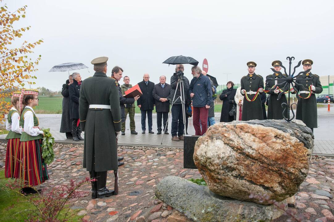 Kapsulės su žeme iš Komunarkos įkasimas