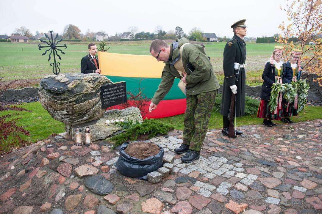 Kapsulės su žeme iš Komunarkos įkasimas