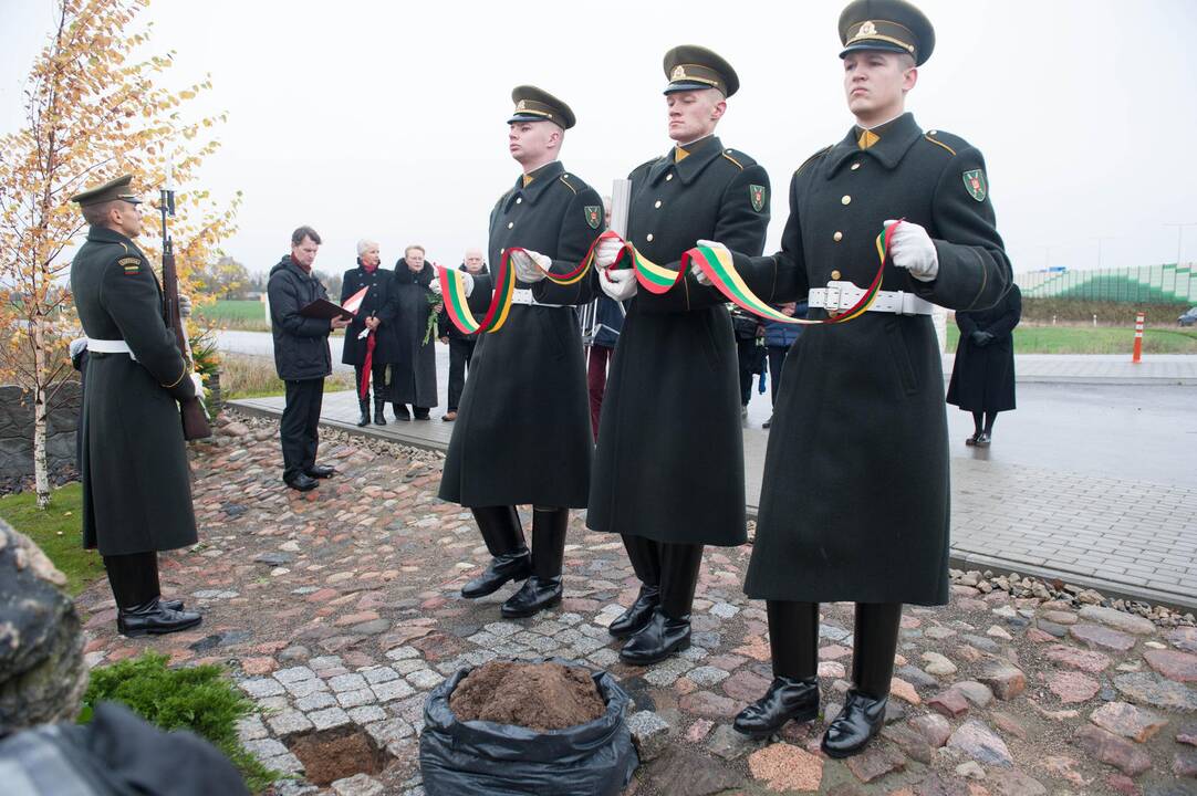 Kapsulės su žeme iš Komunarkos įkasimas