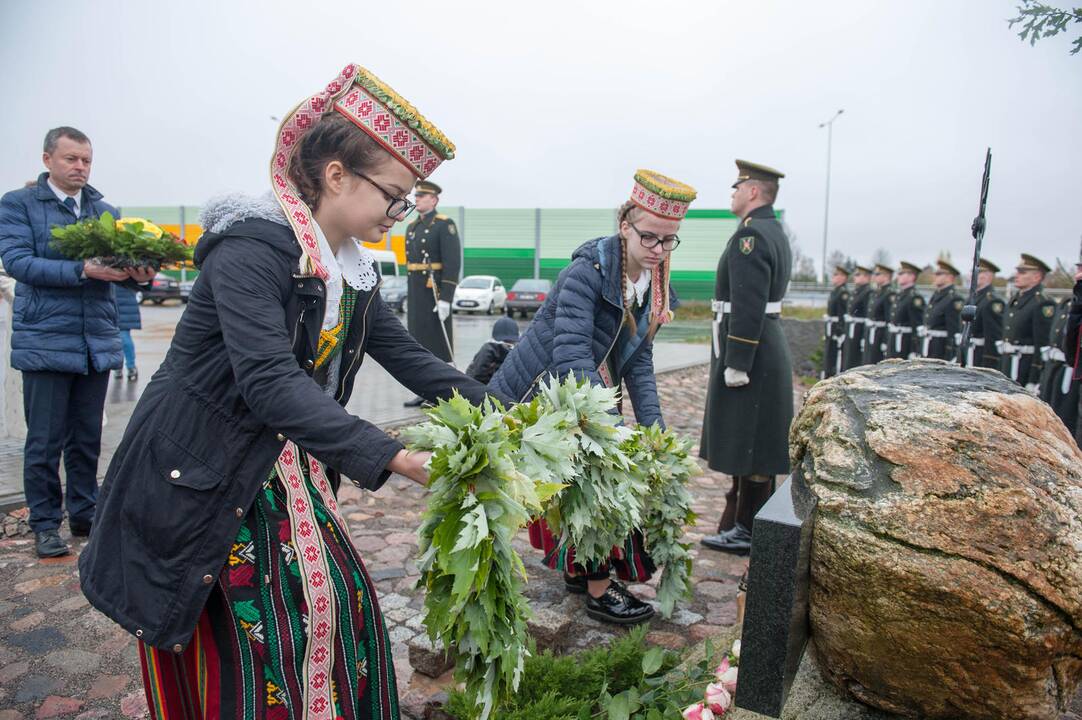 Kapsulės su žeme iš Komunarkos įkasimas