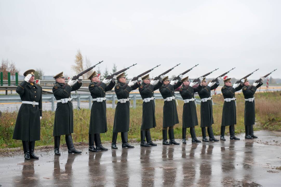 Kapsulės su žeme iš Komunarkos įkasimas