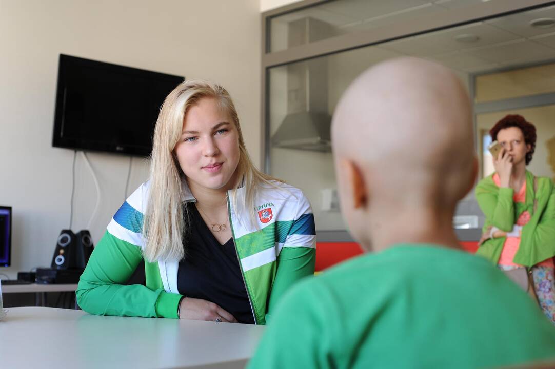 R. Meilutytė aplankė sergančius vaikus