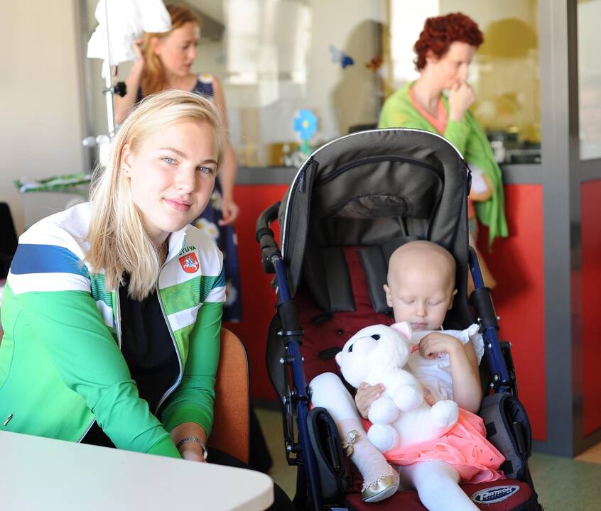 R. Meilutytė aplankė sergančius vaikus
