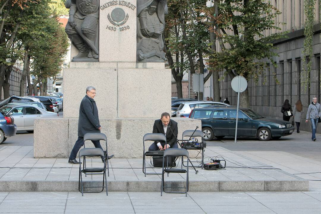 J.Naujalio gimnazijos jubiliejui jos auklėtiniai sugiedojo „Jaunimo giesmę“