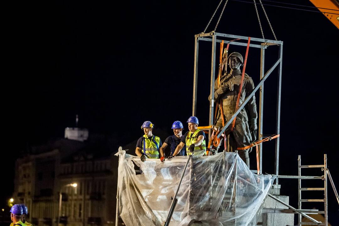 Naktį nukeltos pirmosios skulptūros