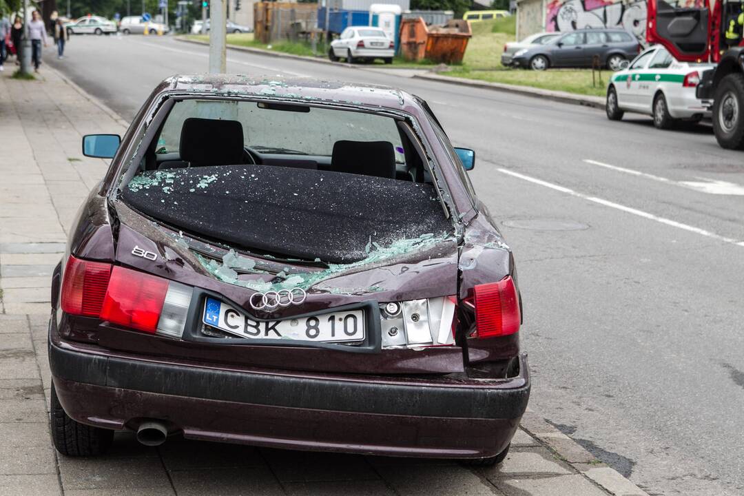 Vilniuje per avariją nuo tilto nukrito sunkvežimis