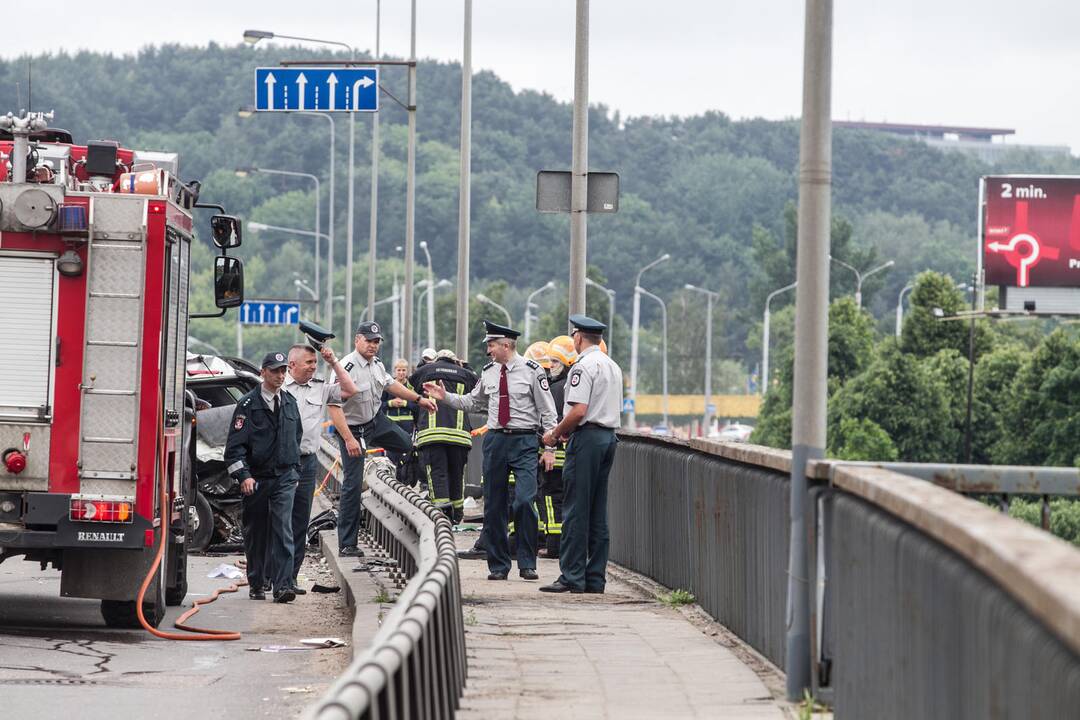 Vilniuje per avariją nuo tilto nukrito sunkvežimis