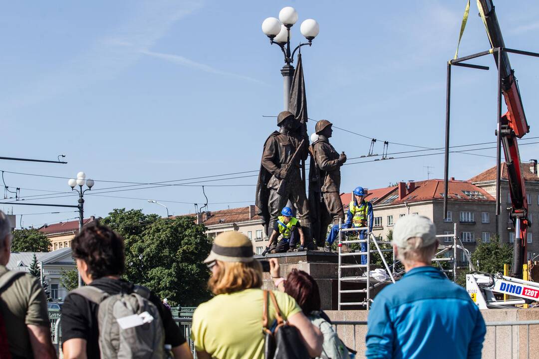 Naktį nukeltos pirmosios skulptūros