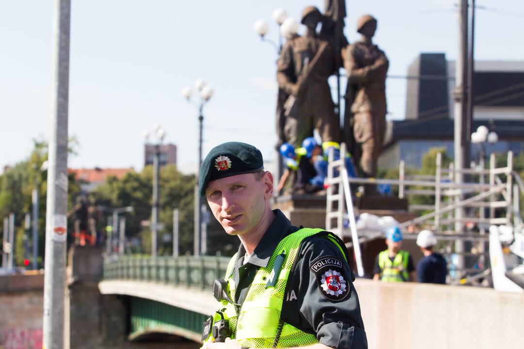 Naktį nukeltos pirmosios skulptūros