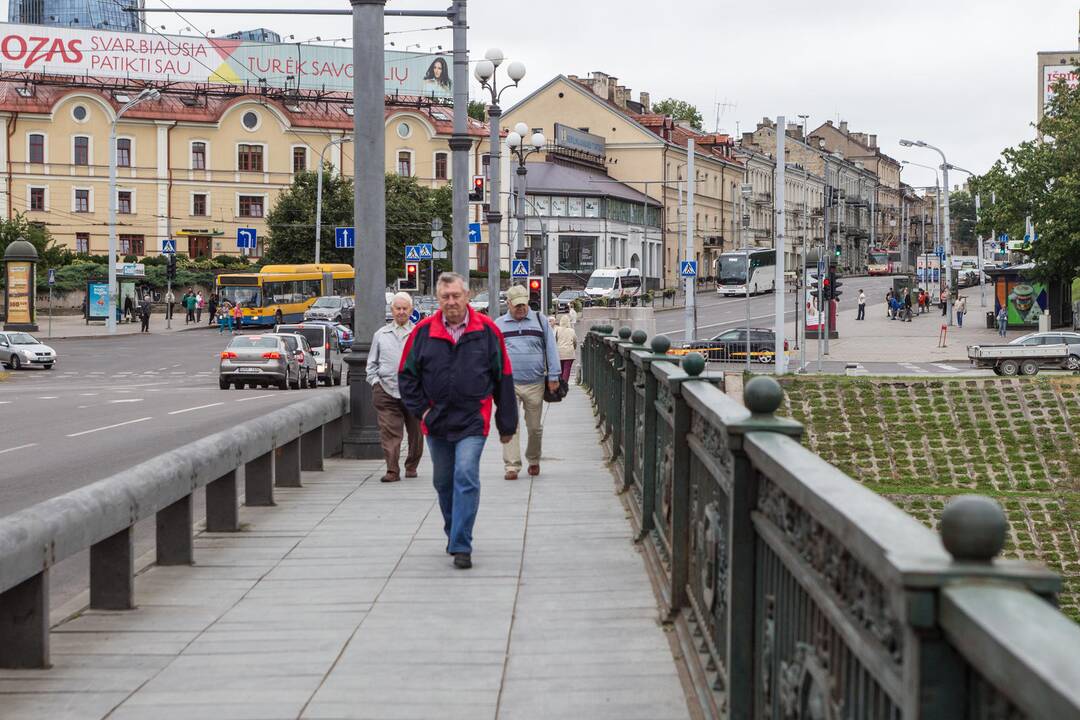 Naktį nukeltos pirmosios skulptūros