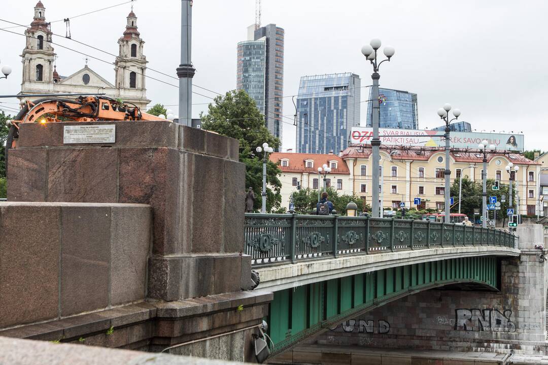 Naktį nukeltos pirmosios skulptūros