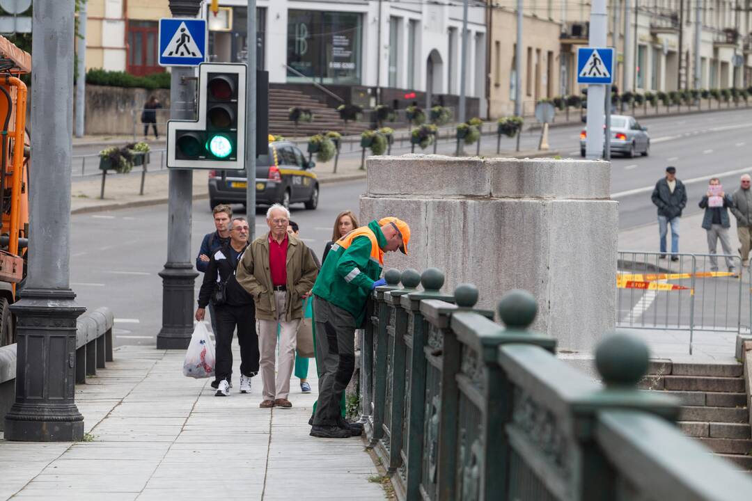 Naktį nukeltos pirmosios skulptūros