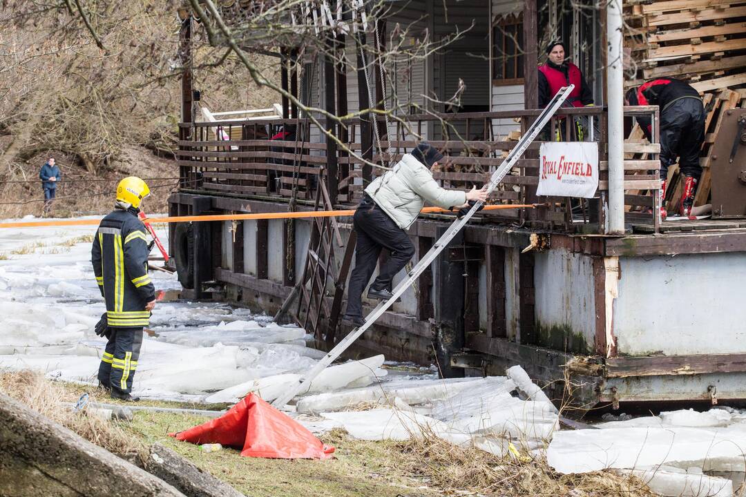 Plaukiojančio restorano gelbėjimo operacija