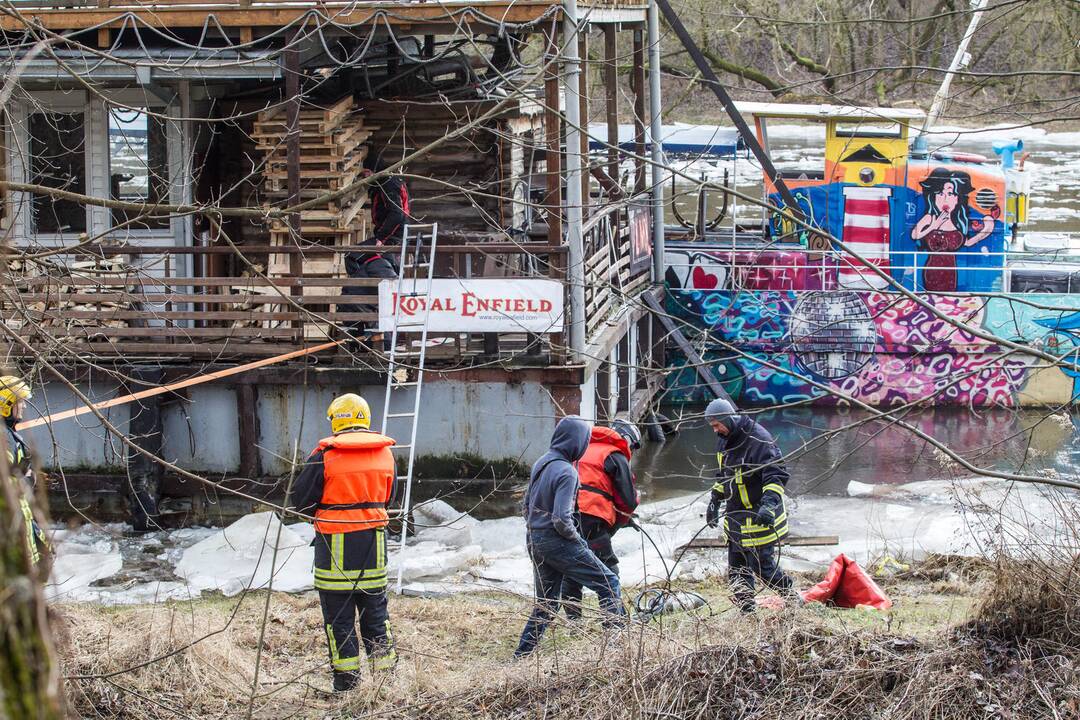 Plaukiojančio restorano gelbėjimo operacija