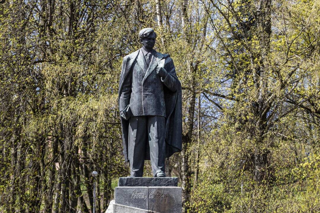 Komisija siūlo nukelti P. Cvirkos paminklą Vilniaus centre