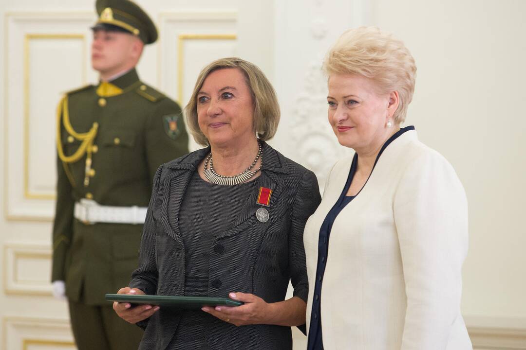 Valstybės dieną prezidentė įteikė apdovanojimus