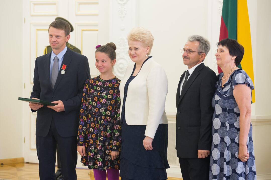 Valstybės dieną prezidentė įteikė apdovanojimus