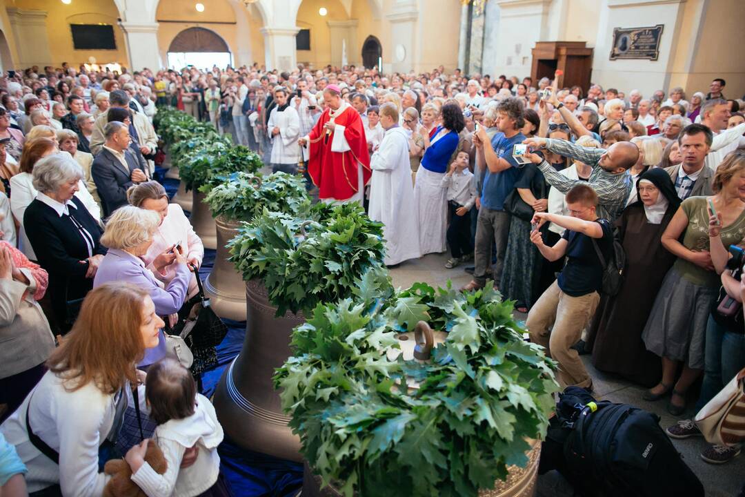 Šv. Apaštalų Pilypo ir Jokūbo bažnyčioje pašventinti kariljono varpai