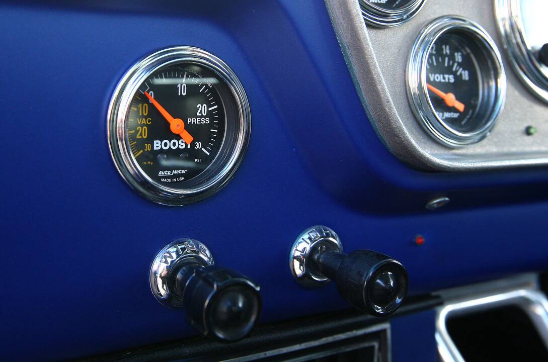 Kaunietis vairuoja išskirtinį "Ford F 150"