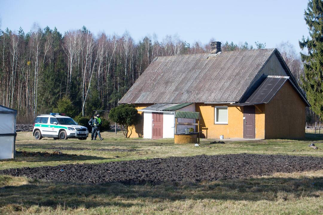 Mįslė: Anupraičių namelyje Gaižėnuose buvo aptikti ne tik keturi nušauti ir vienas sunkiai sužeistas šios šeimos narys, bet ir skrupulingai išardyti šeši mobilieji telefonai.