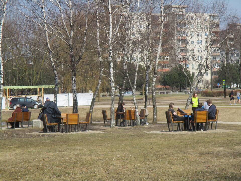 Kauniečiai džiaugiasi padvelkusiu pavasariu