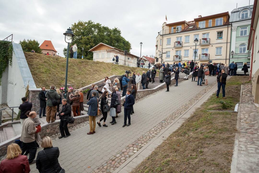 Atidengti Č. Milošo laiptai