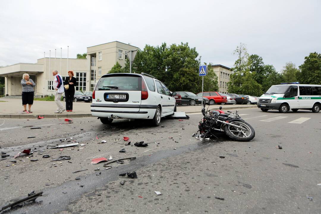 Taikos prospekte partrenktas motociklininkas